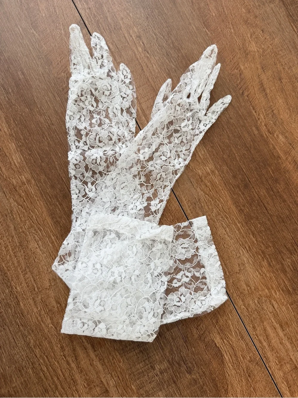 Delicate White Lace Wrist Gloves - Women's Accessories